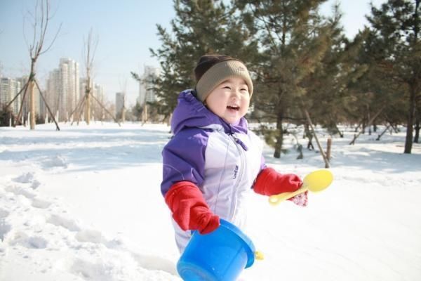 寒冬腊月嬉戏勿随意，儿童“玩雪”注意这两点，冬日里会更HIGH