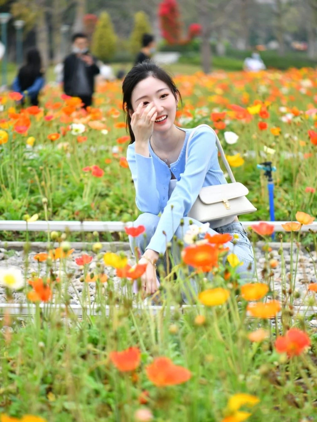 清纯可爱又爱笑的小姐姐，针织衫搭配牛仔裤，尽显少女气息十足