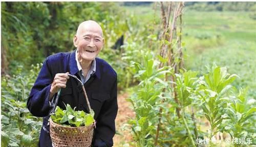 99岁老人烟酒不忌，荤素不论，但有个习惯一坚持就是70年