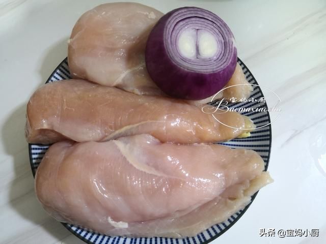零食|鸡胸肉这样做，能当零食能当下酒，12块钱能做两大盘，可香了