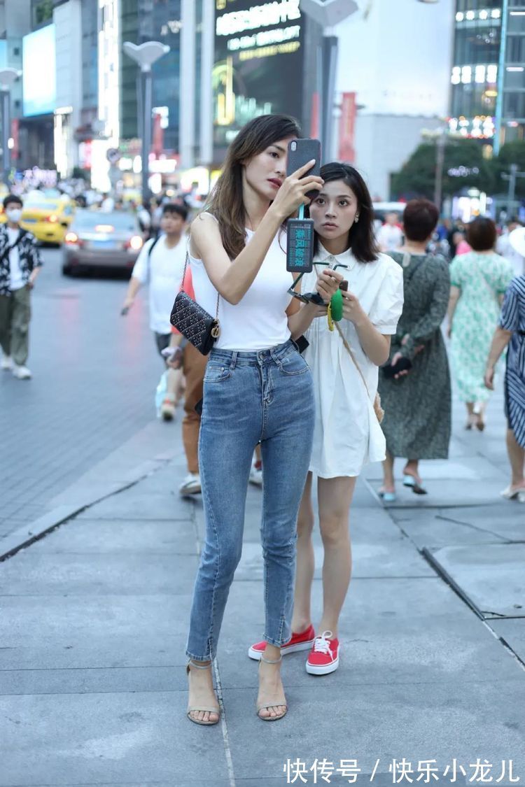 街拍 美女小姐姐,充满了年轻与美的活力,牛仔裤不仅好看又耐穿