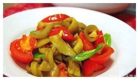 美食精选：辣炒卤猪耳朵，孜然寸骨，香辣猪蹄，西红柿烧茄子（微甜）的做法