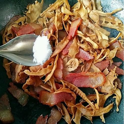 小米辣|腊肉到底怎么洗？用热水or冷水，大厨经验用这种“水”，原汁原味