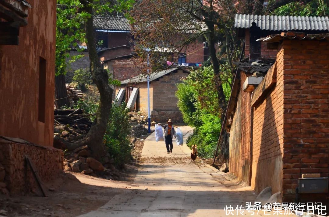 云南大山有个村庄，村民过着悠闲的生活，有些老人一辈子没出过山