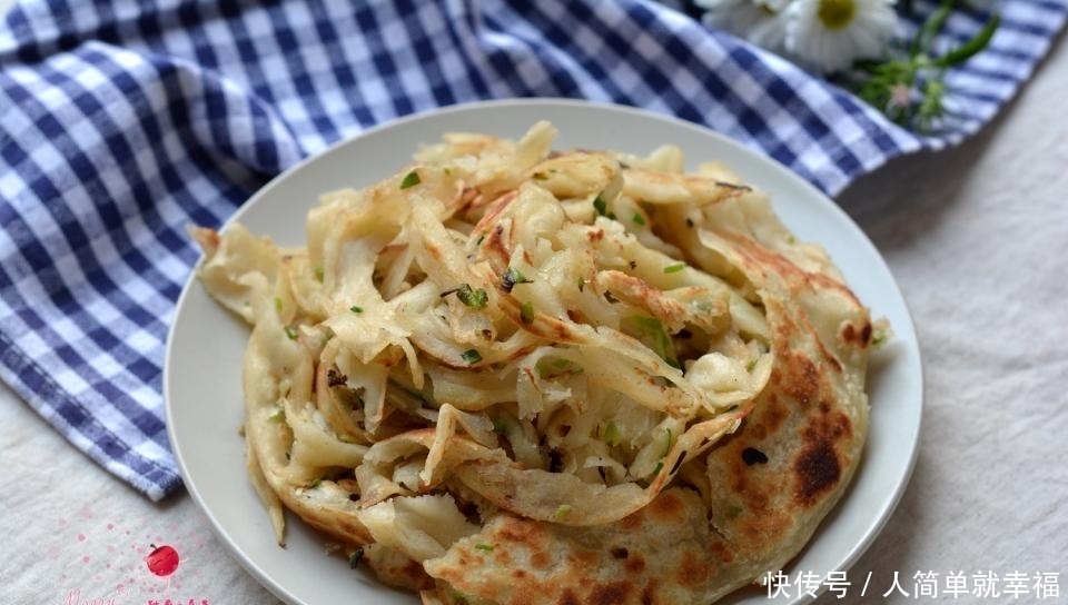 不用|自制的手抓饼层次多,外焦里嫩、葱香浓郁,一人一张不用炒菜了!