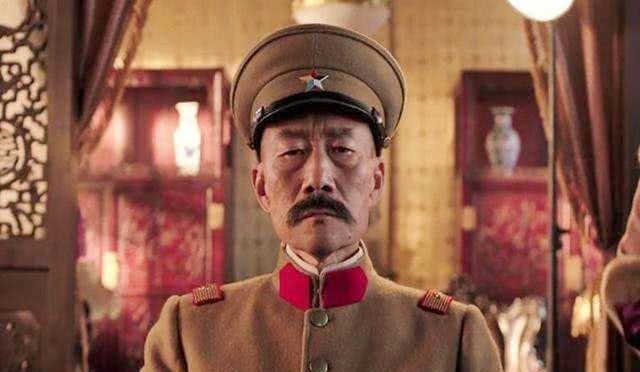 痛哭|张作霖死后9年才被下葬,其坟前跪了一人,痛哭说出4字,字字戳心