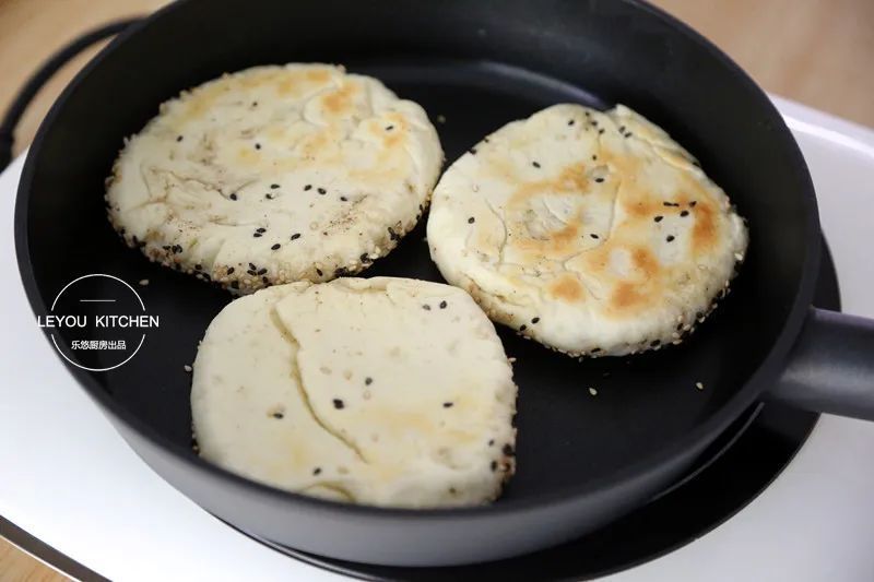 1斤面粉做6个烧饼，不油不腻，平底锅就能做，刚好全家人的早餐