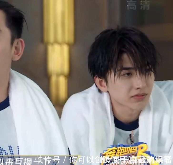 蔡徐坤在《跑男》中下水，脫妝之后素顏引熱議，簡直是內(nèi)娛天花板