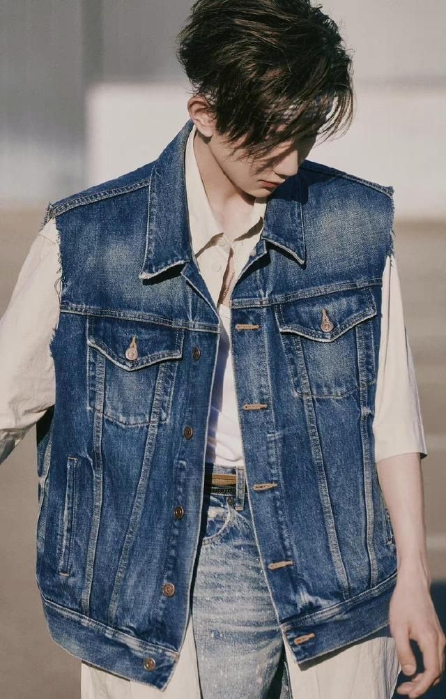 王源|中秋晚会后台，一个月饼一桌分，王源刘星式分法引爆笑，差点失误