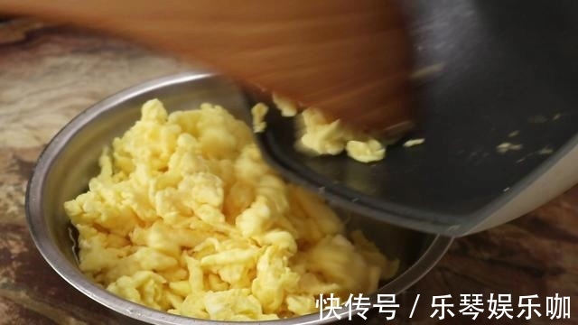 食用油|这个素锅贴我家一周吃三次,口感鲜香又酥脆,调好面糊才是关键