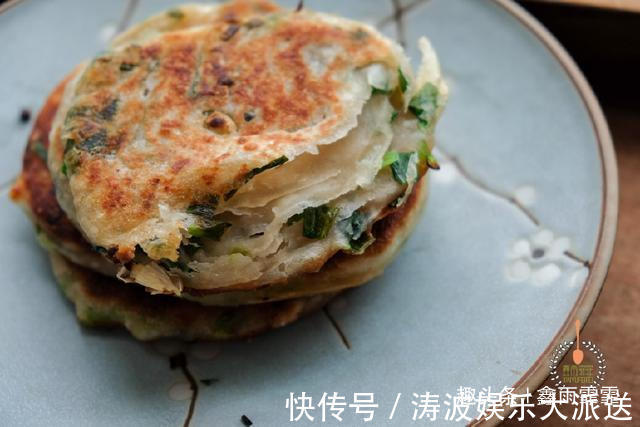 面团|葱油饼最好吃的做法，又香又软，一分钟一个，看看你喜欢吃不