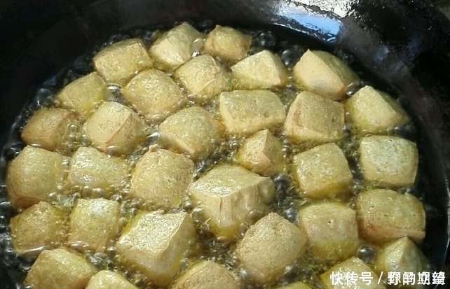炖菜|炸豆腐泡,直接炸还是裹面粉炸?教你一招,金黄酥脆,起泡不油腻