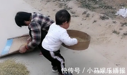 勤劳|“勤劳奶奶”带娃干农活火了,萌娃“尽情摇摆”的模样超起劲