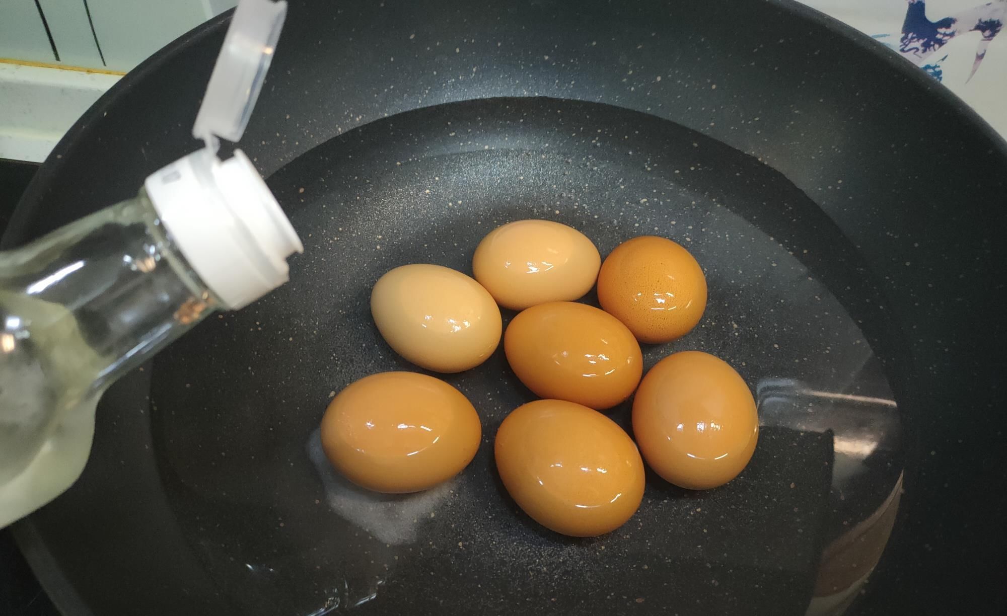 鸡蛋|煮鸡蛋,不要只用清水,水中多加两样,蛋壳一剥就掉,特省事