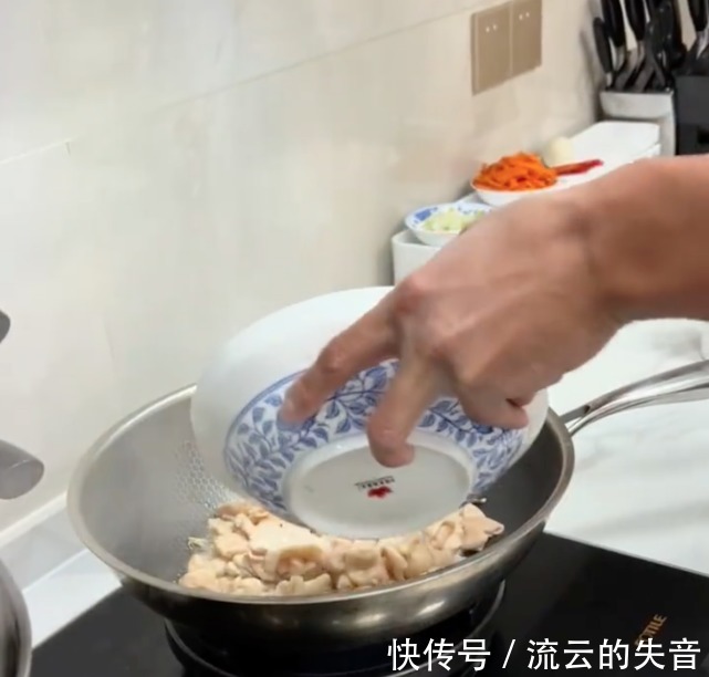 小羽|林丹陪家人过年亲自下厨,谢杏芳贴心为老公拍照,与婆婆相处融洽