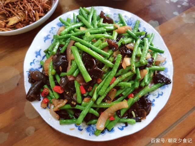 晒一晒妈妈做的晚餐，朋友圈评论看这伙食，每月四千都不够吃