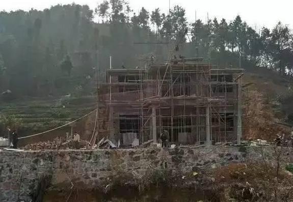 全村|花35万回老家盖房，三层别墅人人羡慕，一场暴雨我成了全村笑话