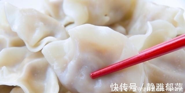 冻饺子|煮冻饺子,是开水下锅还是冷水下锅?记住3点,饺子光滑不破皮