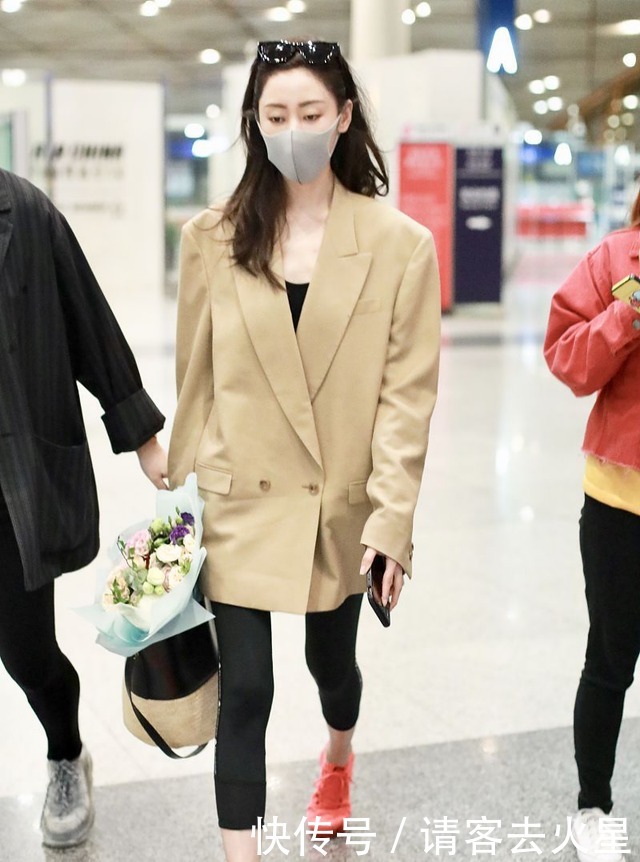 流行|冬季穿西装别配小皮靴了,今年流行这款鞋子,显瘦又洋气