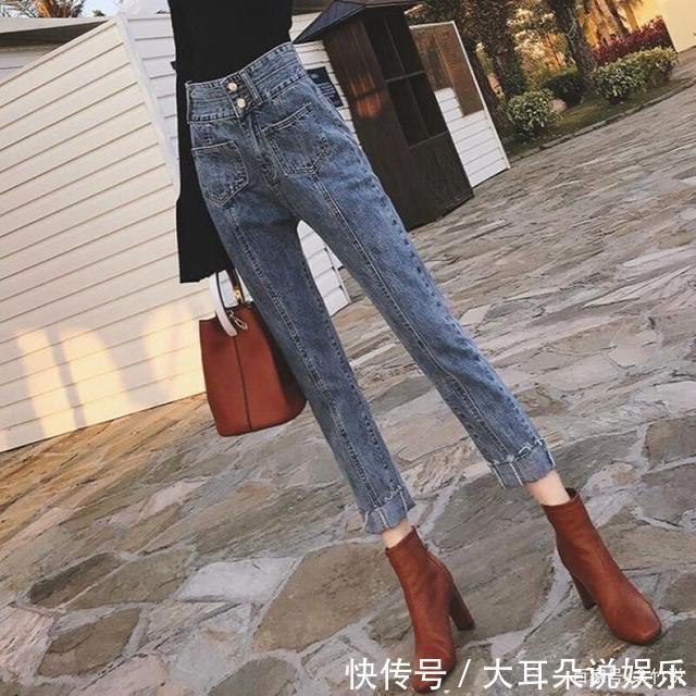 矮个子女人尽量少穿毛衣,入秋穿这“烟管裤”+小白鞋,百搭显瘦