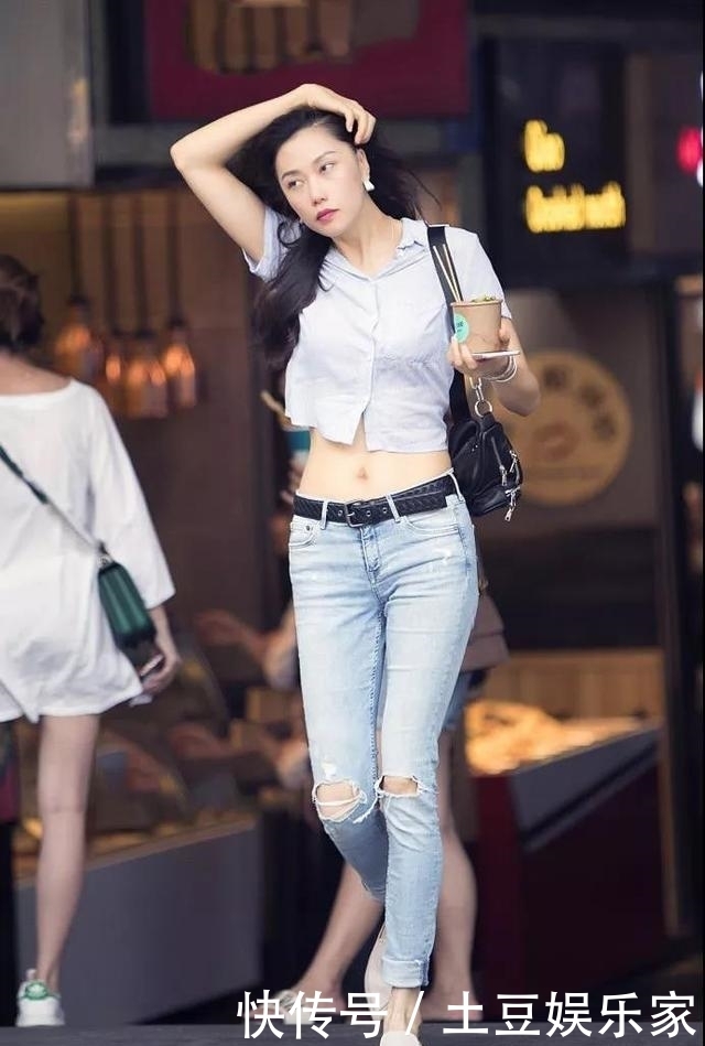 街拍时尚秀:一字肩雪纺上衣配牛仔短裤,展现出你的美丽大方