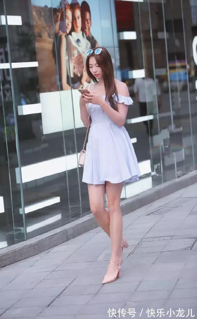 一字 白色的一字肩连衣裙,优雅的荷叶边领子线,真是气质又浪漫