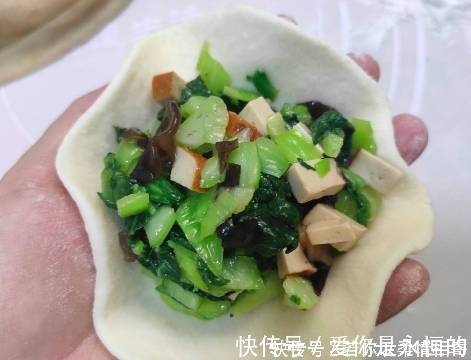 包子|秋天韭菜芹菜靠边站,此菜5毛钱1斤,蒸包子特美味,不放肉也很香