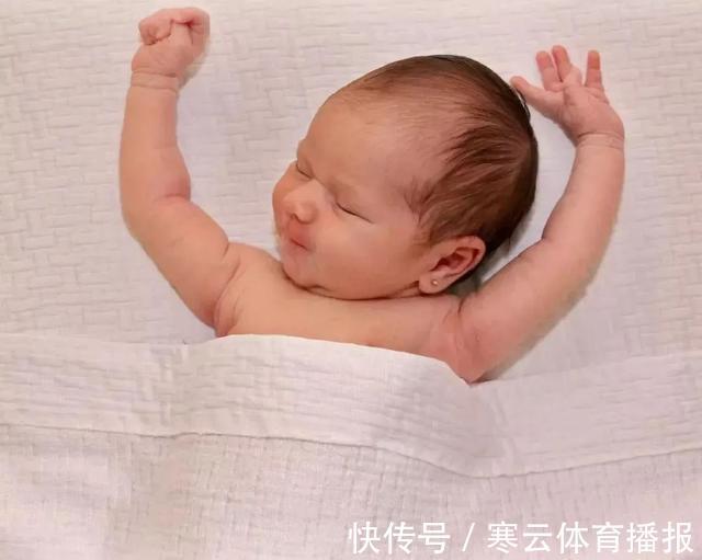 孩子|新生儿为什么偏爱“投降式睡姿”,需要纠正吗?很多家长做错了