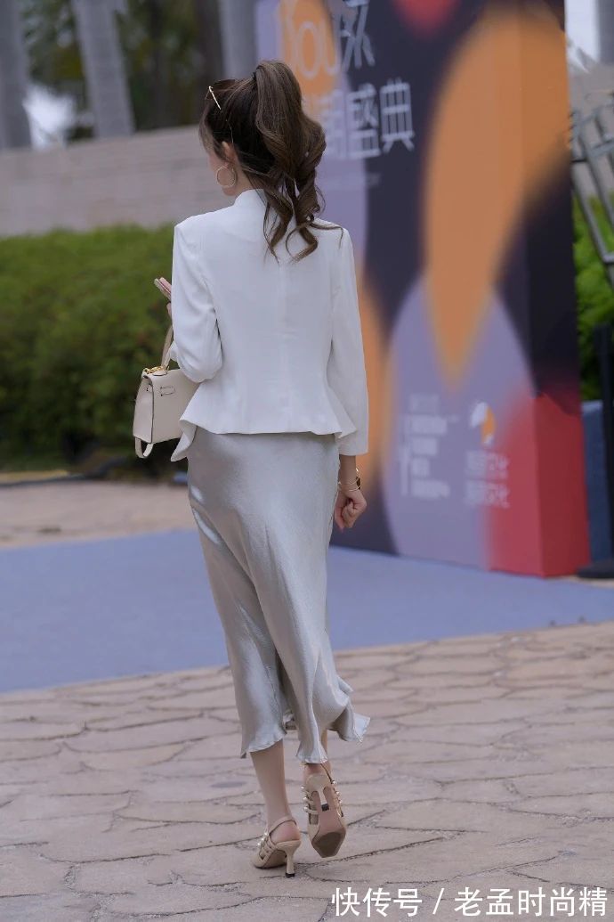 西装 街拍:穿白西装的时尚女生