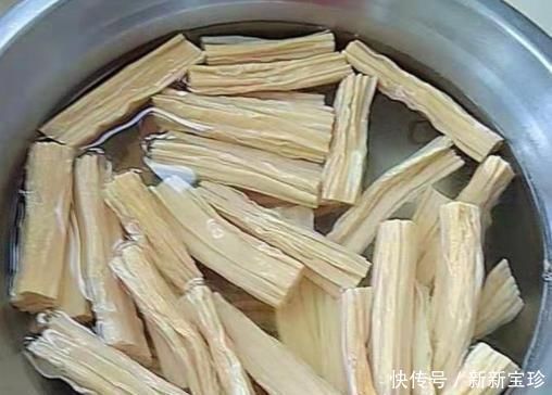 干腐竹别直接用清水泡,饭店用的“小窍门”,简单快速还更筋道了