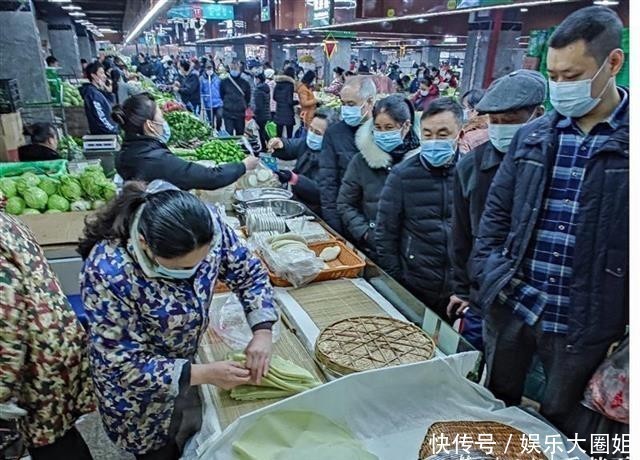 摊豆丝前排起长队，香气中已溢出浓浓的年味