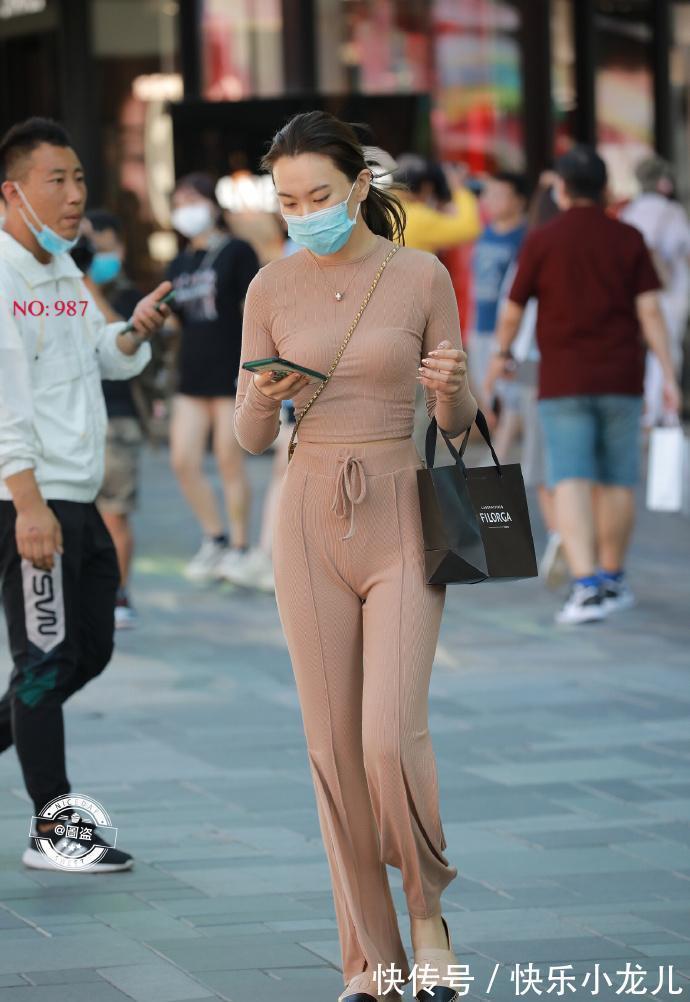 丝质 富有质感的打底裤充满青春的运动活力,不用多花心思,又美又飒