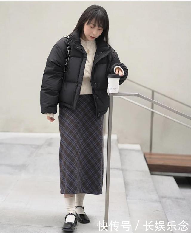 今年冬天“麻花毛衣”真火,搭配对这2件“外套”,温暖还时髦