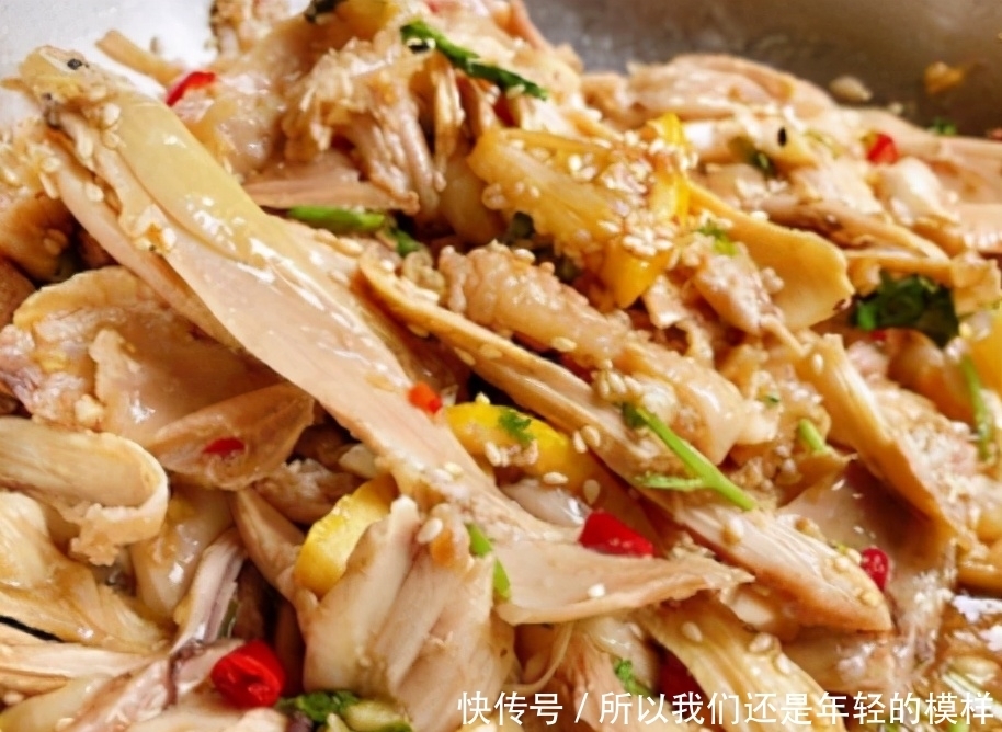 肉质细腻爽滑的手撕鸡,家庭版做法十分简单,味道鲜嫩可口