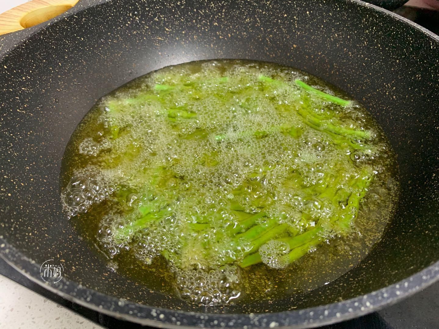 鲜香|这两样素菜一起炒，实在太鲜香了，难怪女儿爱吃，比吃肉都香