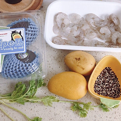 泰式虾仁牛油果沙拉