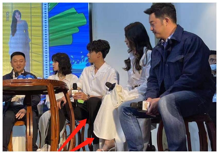 跑男家族出席发布会，baby穿短裙容易走光，黄旭熙的举动好圈粉