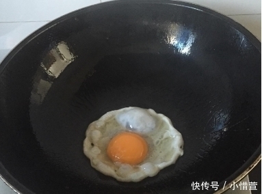 烹饪方法|煎荷包蛋别傻傻只倒油多加这样“东西”,荷包蛋又圆又嫩不粘锅