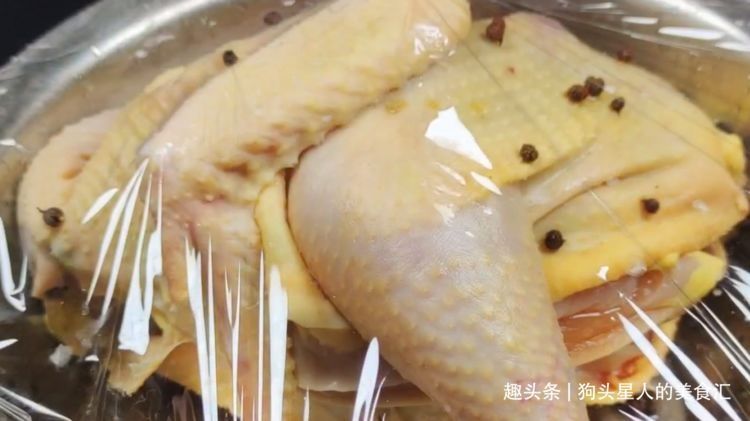 把整只鸡放到盐水中一泡,出锅皮脆肉嫩,不柴不腥,实在太厉害了