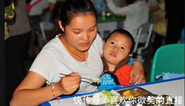 亲人们|5年前因吃奶太用力,被妈妈刮成“花脸猫”的宝宝,如今怎么样了