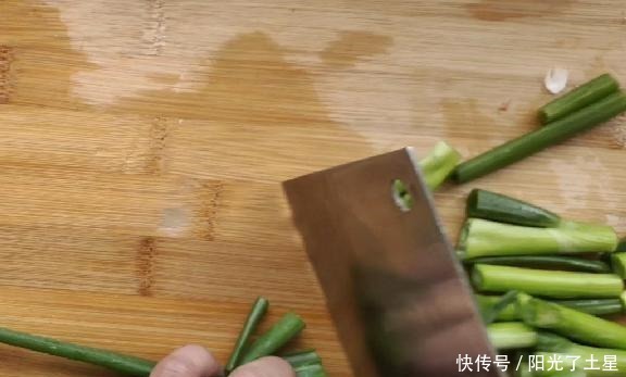 我们不需要一滴油或明火就能做出鲜香美味的电饭煲焖鸡