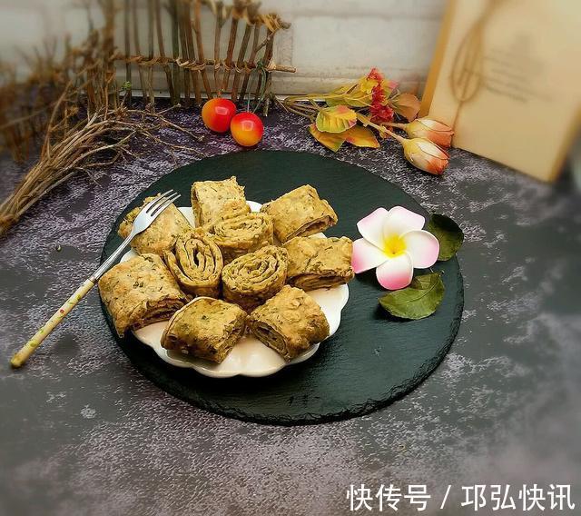 香椿也能做成小甜品,1把香椿2个蛋,撒把面粉成面卷