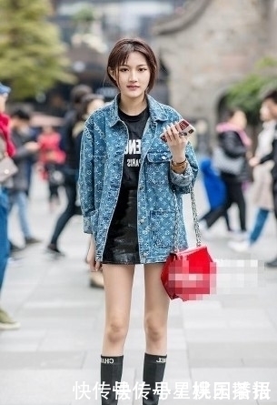 小姐姐|路人街拍，小姐姐搭配黑色亮色的高腰短裙，带着丝丝的清凉感