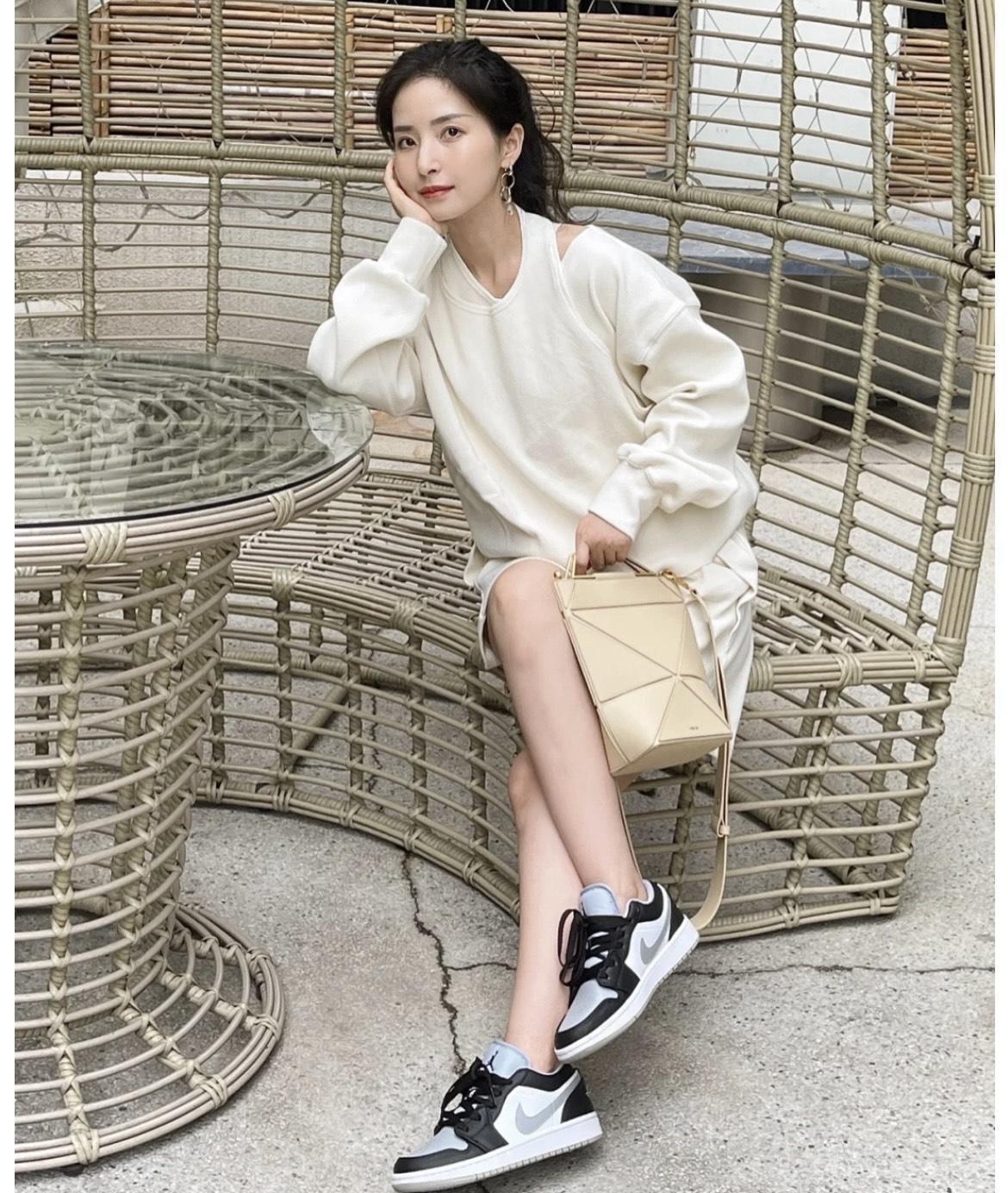 牛仔马甲|秋季,牛仔马甲怎么搭才洋气?搭配黑色衬衫和阔腿裤,高级又洋气