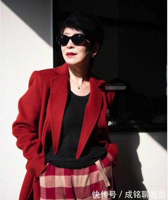 女人|60岁女人穿红色时髦显贵气,这三种搭配模板,让你过年聚会美出圈