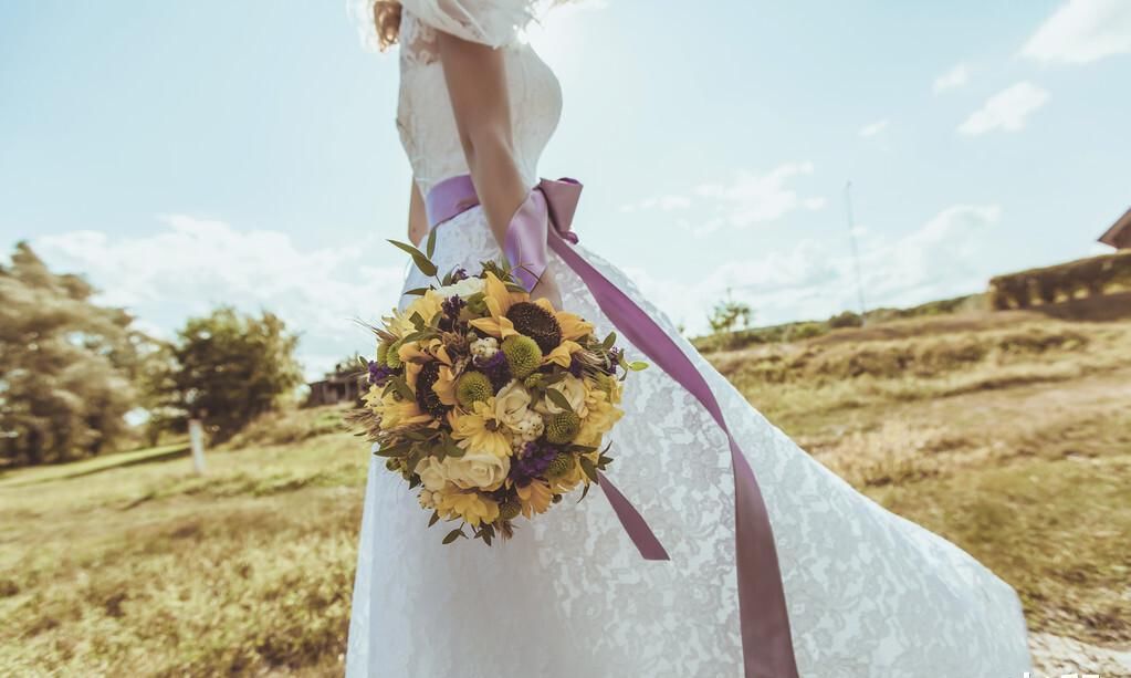 亲朋好友|接亲当天，新郎不愿读新婚誓词并当众撕毁，亲朋好友都说做得好