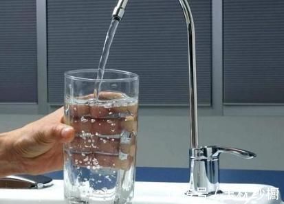 身体|不喝桶装水,只喝自来水,身体会怎么样?答案可能和你想的不一样