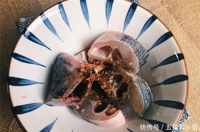  酱香|清蒸鲈鱼太老土了！试试酱香鲈鱼，停不下筷的美味