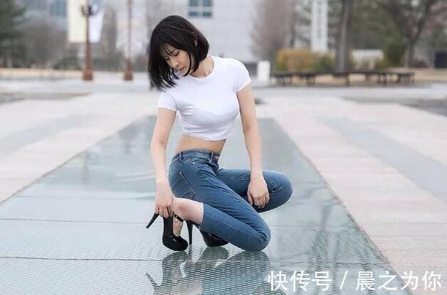 t恤 -个性穿搭的牛仔裤美女，具有摩登质感，回头率特别高！