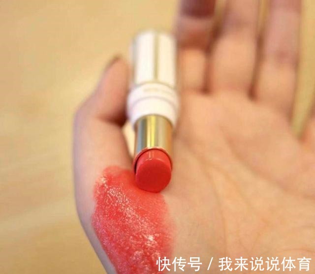 润唇膏|总有一些很微小的细节,比外形更能决定我们的气质!